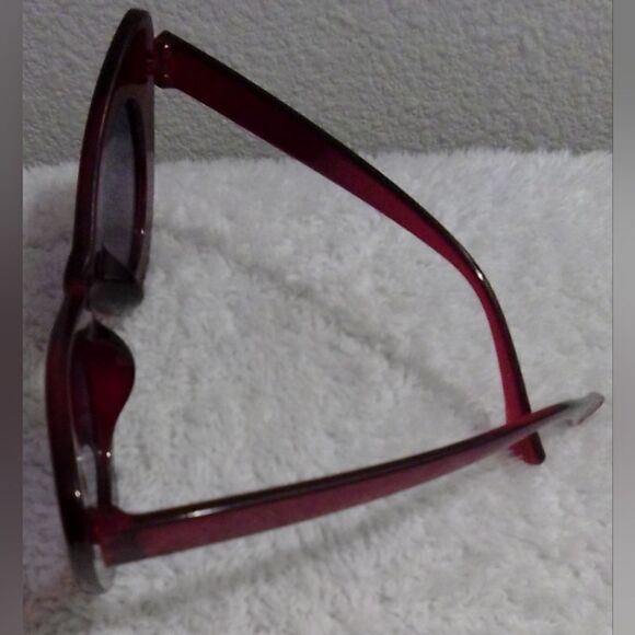 Vintage-Inspired Burgundy Cat-Eye Sunglasses - Picture 3 of 4